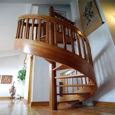 Escalier en spirale en bois d'ODM d'OEM, balustrade en bois d'intérieur d'escalier