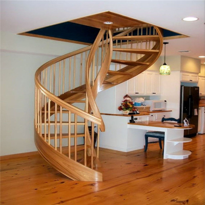 Escalier en spirale en bois d'ODM d'OEM, balustrade en bois d'intérieur d'escalier
