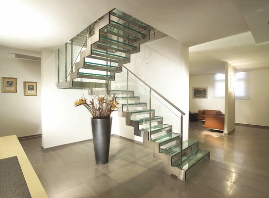 Escalier droit moderne d'étape en verre avec la balustrade en verre d'acier inoxydable