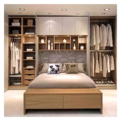Promenade classique de garde-robe de tissu dans le cabinet, promenade de grenier en verre de garde-robe de cabinet