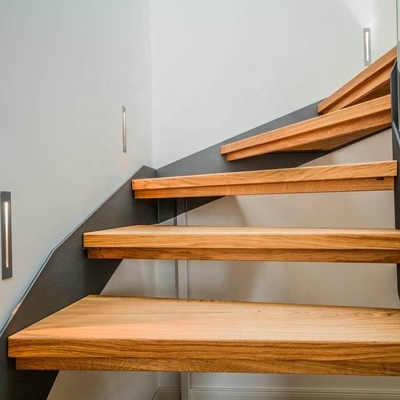 L'escalier en bois de flottement de bois de construction de bande de roulement clôture directement pour le salon