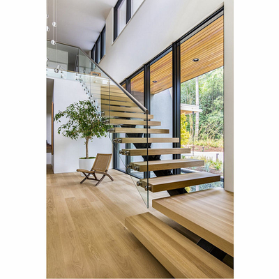 Rails droits extérieurs d'intérieur d'étapes construisant des escaliers de bois de construction avec la lumière de LED