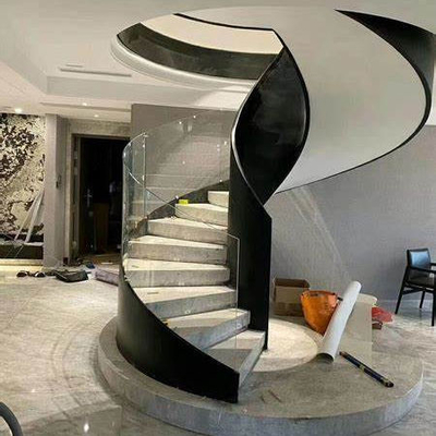 Bande de roulement en spirale en acier de marbre adaptée aux besoins du client de verre feuilleté d'arc d'escalier