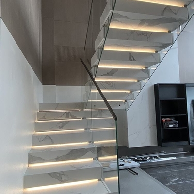La pierre à extrémité élevé fait un pas lisse droite de forme de l'escalier LED Zig Zag