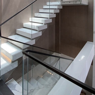 La pierre à extrémité élevé fait un pas lisse droite de forme de l'escalier LED Zig Zag