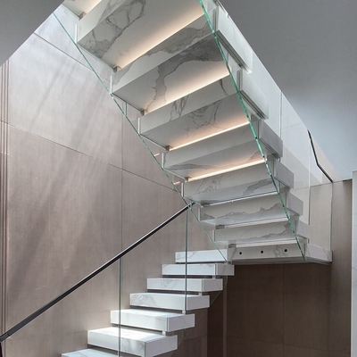 La pierre à extrémité élevé fait un pas lisse droite de forme de l'escalier LED Zig Zag