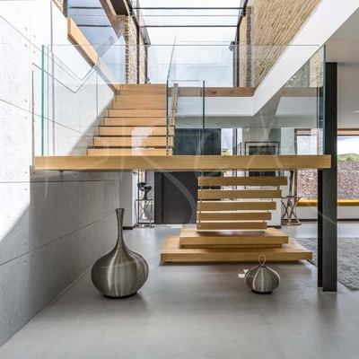 Conception flottante en bois moderne d'escalier de bâtiment commercial pour d'intérieur