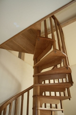 Installation facile de pièce intérieure d'escalier en spirale de bois de construction de bande de roulement solide de chêne