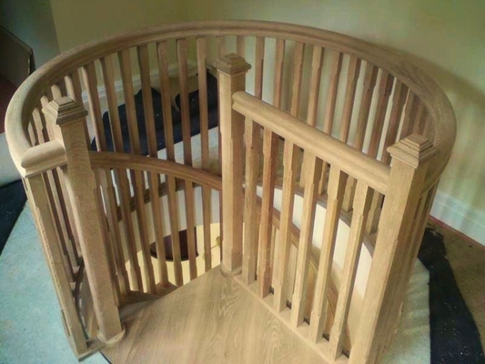 Installation facile de pièce intérieure d'escalier en spirale de bois de construction de bande de roulement solide de chêne