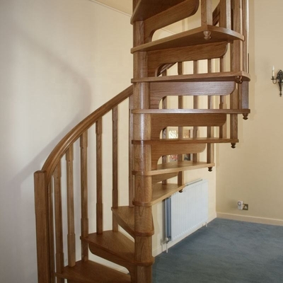 Installation facile de pièce intérieure d'escalier en spirale de bois de construction de bande de roulement solide de chêne