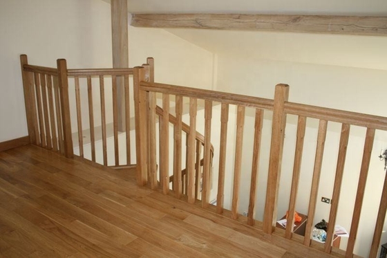 Installation facile de pièce intérieure d'escalier en spirale de bois de construction de bande de roulement solide de chêne