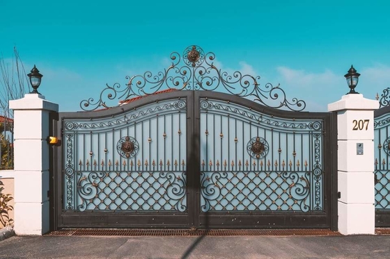 Nouvelle porte galvanisée de fer de conception, conception moderne de porte de tuyau de fer