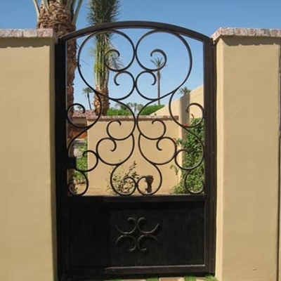 La porte moderne de tuyau de fer, grillent la nouvelle voie de base de fer travaillé de conceptions