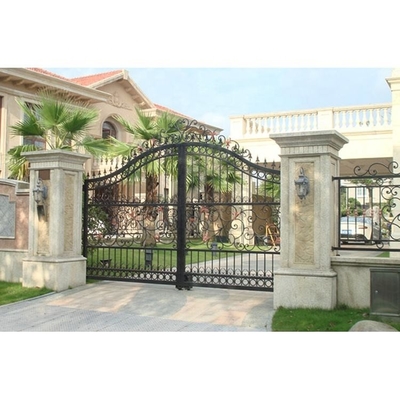 La porte moderne de tuyau de fer, grillent la nouvelle voie de base de fer travaillé de conceptions