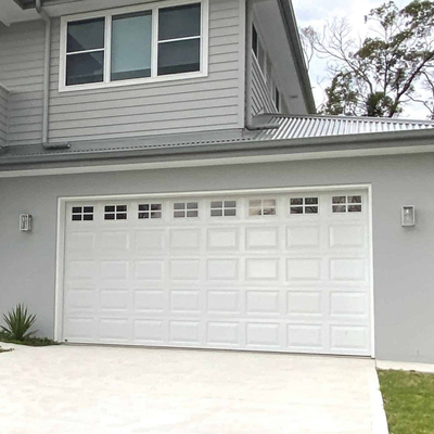 Porte à cadre en aluminium et porte de garage automatique en verre dépoli Villa