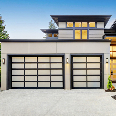 Porte à cadre en aluminium et porte de garage automatique en verre dépoli Villa