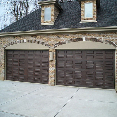 Porte à cadre en aluminium et porte de garage automatique en verre dépoli Villa