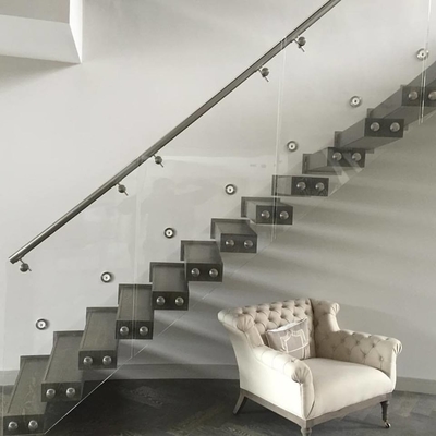 Le bois d'intérieur d'escalier de grenier d'économie de l'espace de style australien marchent l'escalier droit de flottement