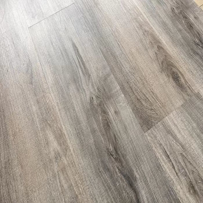 Plancher en bois imperméable de planche de vinyle de clic de grain de plancher de PVC SPC du gris 4mm 5mm 6mm de fumée