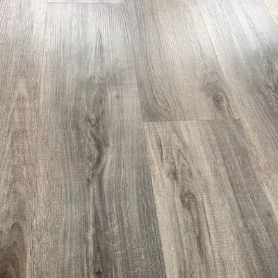 Plancher en bois imperméable de planche de vinyle de clic de grain de plancher de PVC SPC du gris 4mm 5mm 6mm de fumée