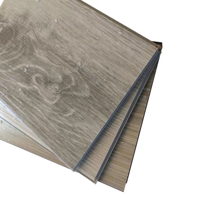 Le plancher en bois en plastique d'intérieur de vinyle de la planche LVT de grain a gravé la finition en refief lisse