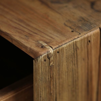 La main en bois solide a découpé le placard antique rustique adapté aux besoins du client de pin réutilisé par garde-robe