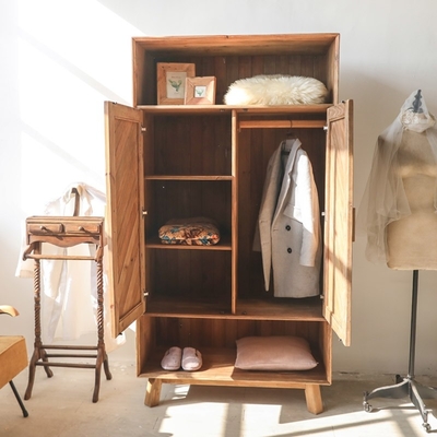 La main en bois solide a découpé le placard antique rustique adapté aux besoins du client de pin réutilisé par garde-robe