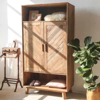 La main en bois solide a découpé le placard antique rustique adapté aux besoins du client de pin réutilisé par garde-robe