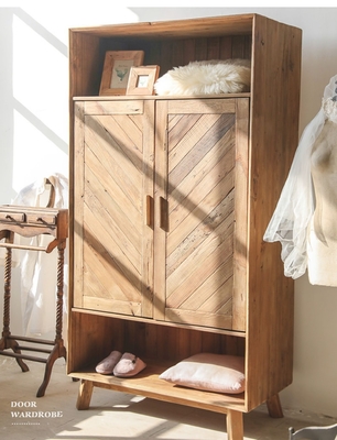 La main en bois solide a découpé le placard antique rustique adapté aux besoins du client de pin réutilisé par garde-robe