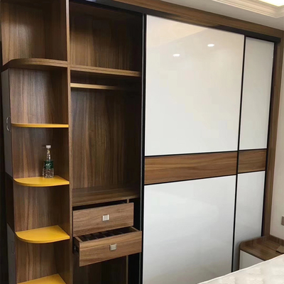 Promenade blanche brillante adaptée aux besoins du client dans la garde-robe imperméable de cabinet avec la coiffeuse