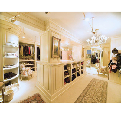 Promenade blanche brillante adaptée aux besoins du client dans la garde-robe imperméable de cabinet avec la coiffeuse