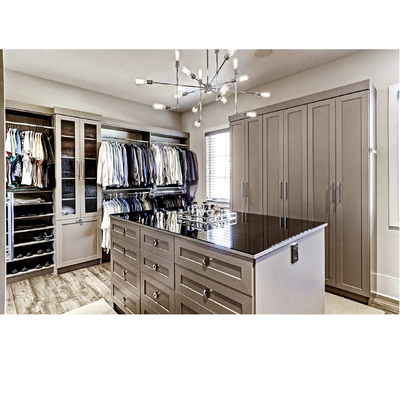 Promenade blanche brillante adaptée aux besoins du client dans la garde-robe imperméable de cabinet avec la coiffeuse