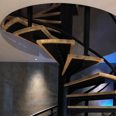 Escaliers en acier prêts à l'emploi d'anti de glissement grenier d'intérieur noir de l'escalier en spirale SS304