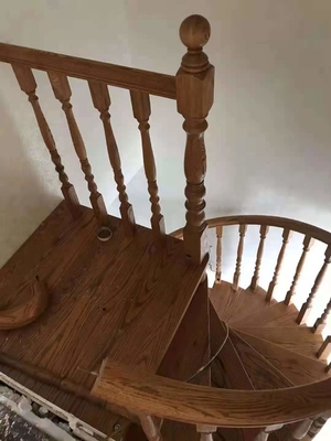 escaliers en bois de bande de roulement d'escalier en spirale d'économie de l'espace de largeur de 700-1500mm avec la balustrade