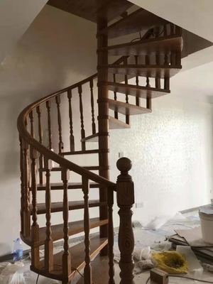 escaliers en bois de bande de roulement d'escalier en spirale d'économie de l'espace de largeur de 700-1500mm avec la balustrade