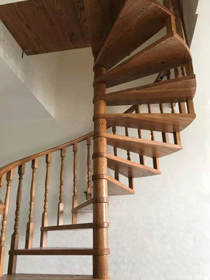 escaliers en bois de bande de roulement d'escalier en spirale d'économie de l'espace de largeur de 700-1500mm avec la balustrade