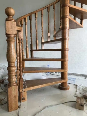 escaliers en bois de bande de roulement d'escalier en spirale d'économie de l'espace de largeur de 700-1500mm avec la balustrade