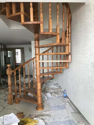 escaliers en bois de bande de roulement d'escalier en spirale d'économie de l'espace de largeur de 700-1500mm avec la balustrade