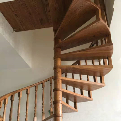 escaliers en bois de bande de roulement d'escalier en spirale d'économie de l'espace de largeur de 700-1500mm avec la balustrade