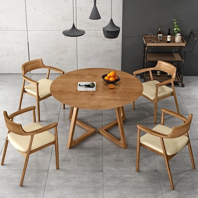 Table de salle à manger du diamètre 120cm et ensemble en bois ronds de chaise pour la villa de cour