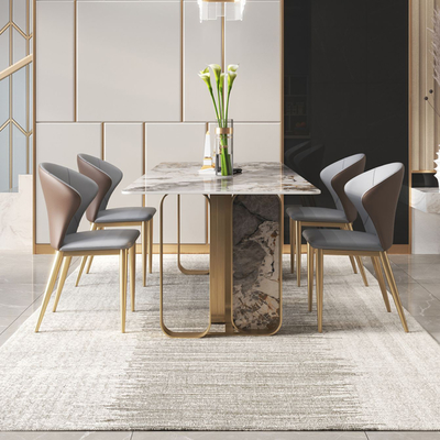 Table de salle à manger longue en marbre italien personnalisée avec pieds en métal doré